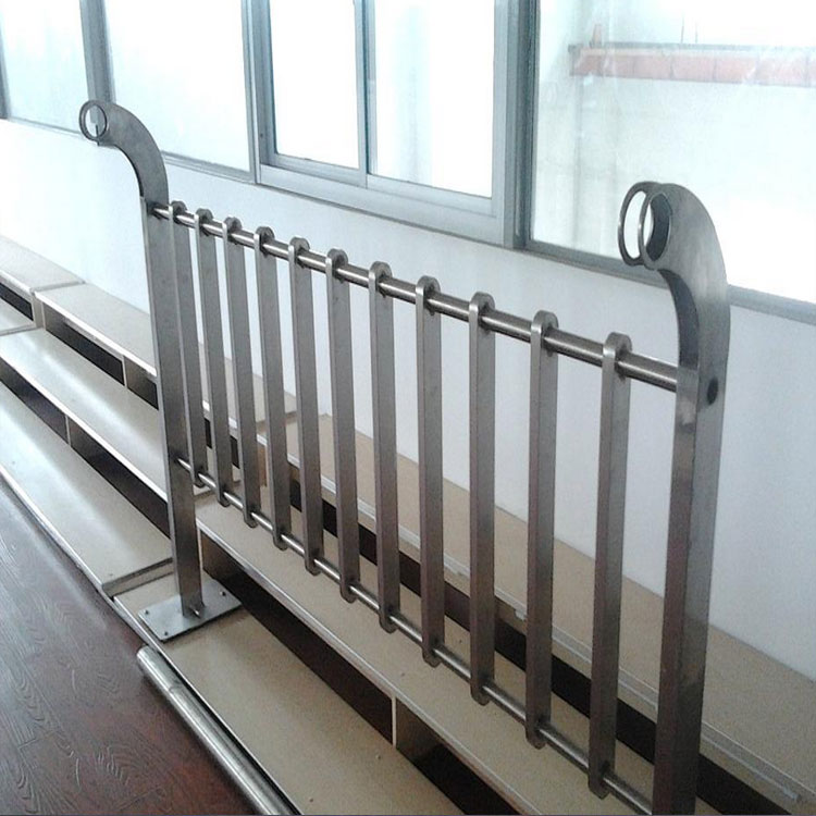 道路防護欄選用什么材質(zhì)好？