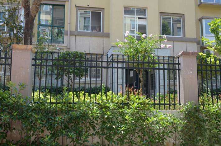 小區(qū)新鋼護欄有什么規(guī)格特點適用范圍包括哪些？