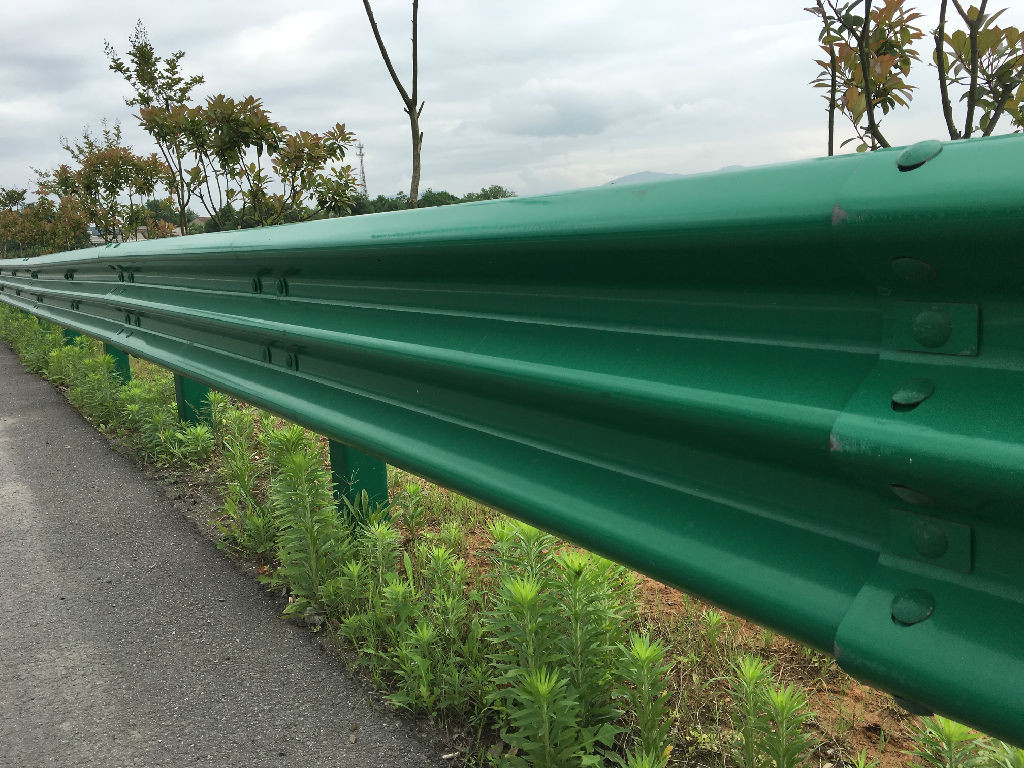 波形護欄立柱遇到石頭打不下去怎么辦？