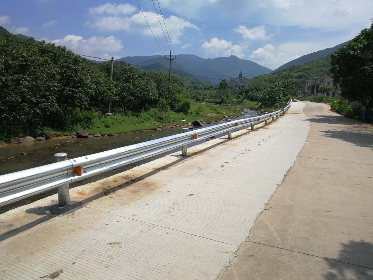 道路波形護欄防撞價格一般多少比較合適？