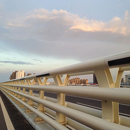 如何防腐處置公路護(hù)欄表面？